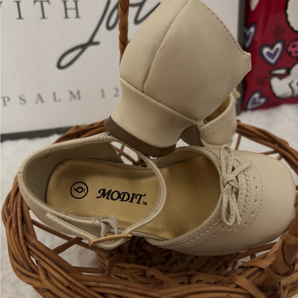 Kids Cream Dress Shoes - Picture 3 of 3